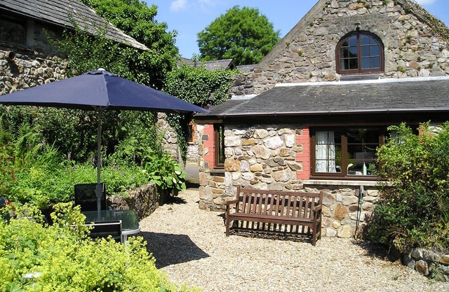 BARN COURT COTTAGE, pet friendly, with a garden in Narberth