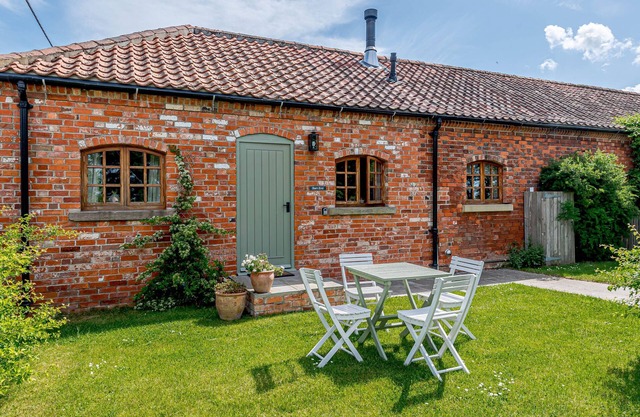 BARN END, family friendly, character holiday cottage in Saxilby