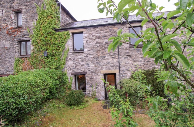 Barn Owl Cottage, Lindale - a cottage that sleeps 4 guests in 2 bedrooms