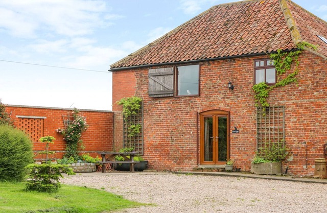 BARN OWL, pet friendly, character holiday cottage in Louth