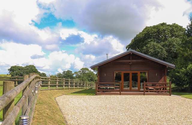 BARN SHELLEY LODGE, family friendly, with open fire in Copplestone