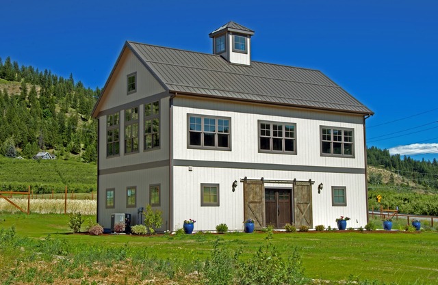 Barn-style Home, Mountain Views, 2 mi to Leavenworth. Dog visitors welcome!