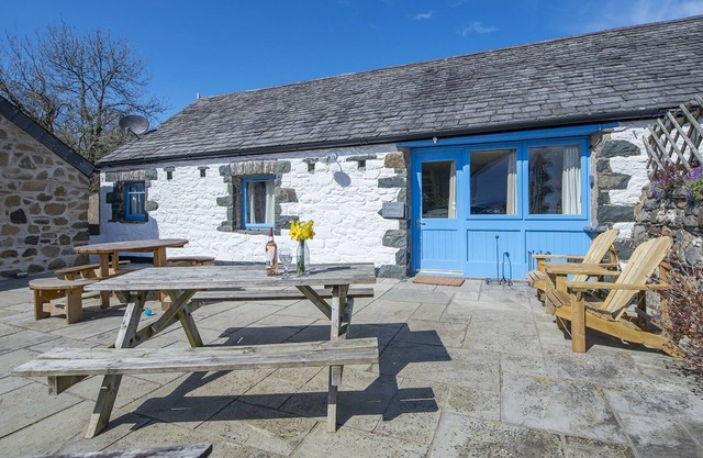 Barnacle Cottage, Holiday Cottage Aberfforest Beach, Newport, Sleeps 6, 3 bedrooms, bathrooms