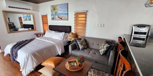 Barney's Pointe Beach House, Batangas City