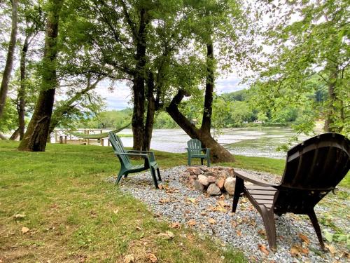 Barney's Retreat- Rustic cabin on the river!