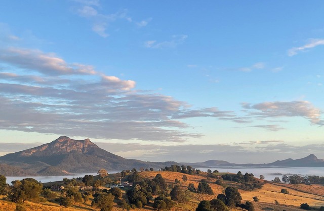 Barney Views Cottage. Stunning mountain views! Cosy woodfire & outdoor firepit!