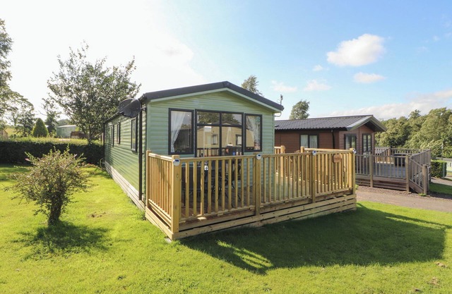 BARNEYS RETREAT - DOCKER PARK FARM, pet friendly in Carnforth