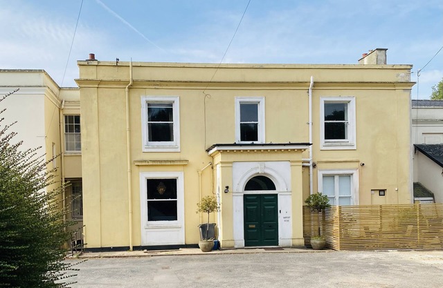 BARNSLEY HOUSE, pet friendly, luxury holiday cottage in Teignmouth