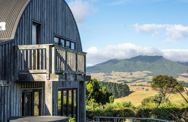 Barnstyle eco lodge - stunning ocean and mt views.