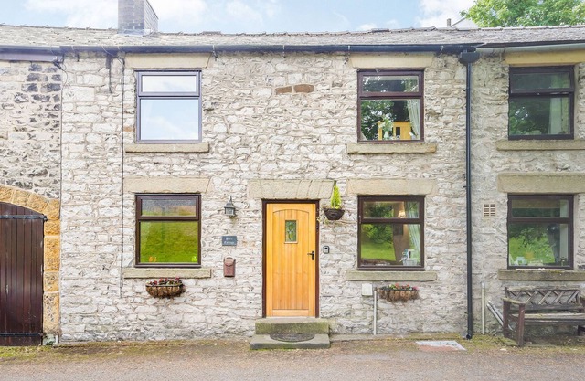 BARR COTTAGE, family friendly, with a garden in Tideswell