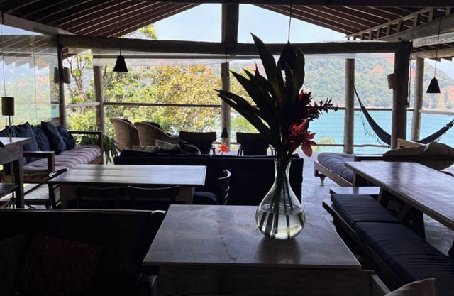 Barra do Sahy - 5-Suite House with Sea View.