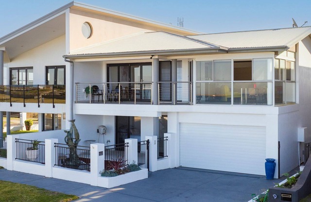 Barrie Charm, a beachfront stay in point-blank views across the endless Pacific Ocean