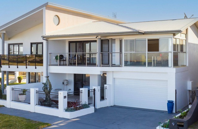 Barrie Charm - Beachfront 3-bedroom holiday house with endless Pacific Ocean views.