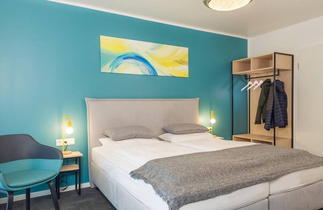 Barrier-free double room with large bathroom and balcony, 29sqm
