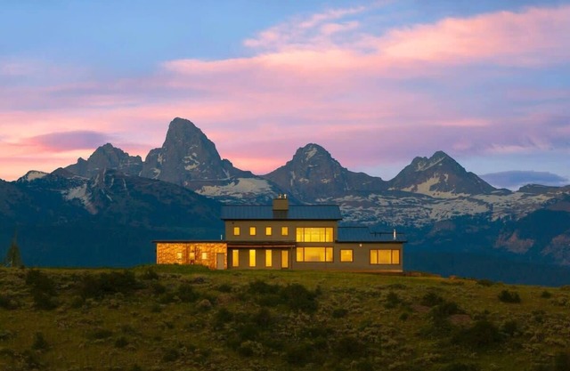 Basecamp Stays: Lux Retreat, Epic Views, & Hot Tub