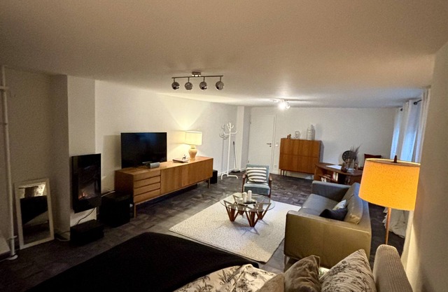 Basement 2x room with separate entrance and shower room