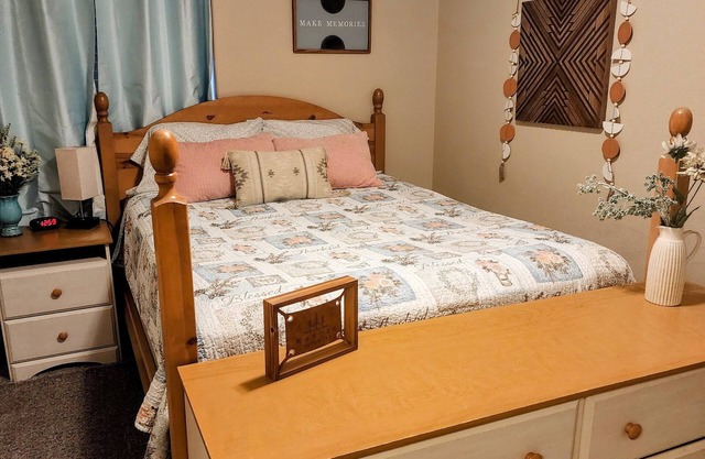 Basement Apartment-Sleeps 6 *2 Bedrooms +Kitchen/Laundry