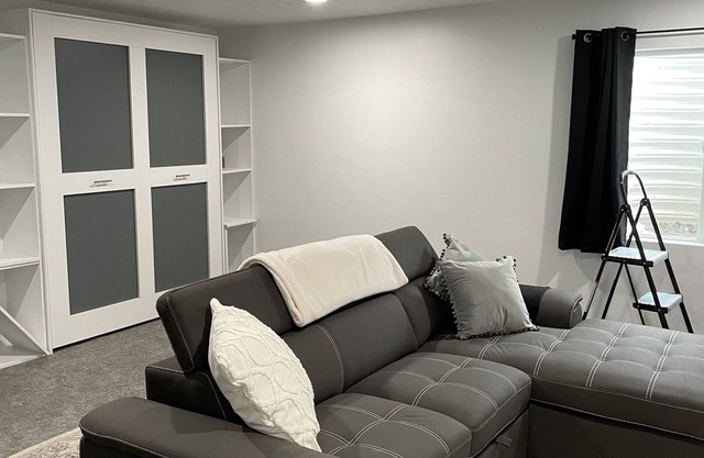 Basement APT. With queen Murphy bed Small refrigerator/microwave. Full bath