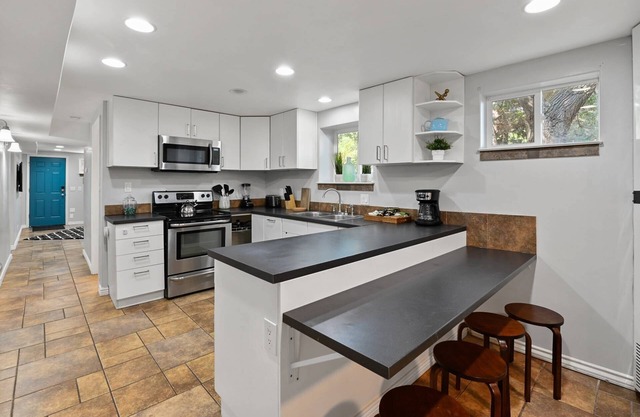 Basement Retreat: Private Entry, Updated, Ski Passes, Sleeps 8, Near Trax Station, 3 TVs, Patio!