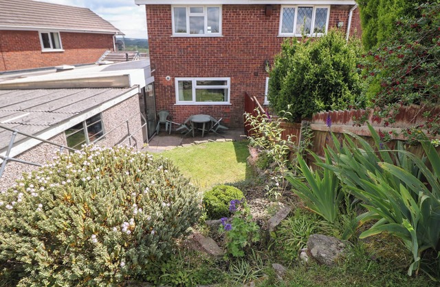 BASFORD VIEW, family friendly, with a garden in Cheddleton