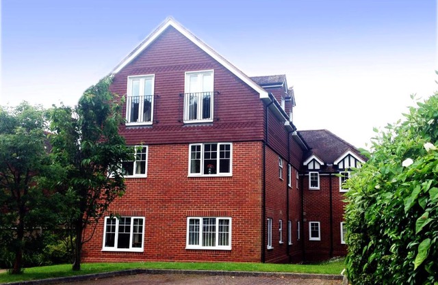 Basingstoke Apartments - St Raphael House, City Centre Charming Apartments