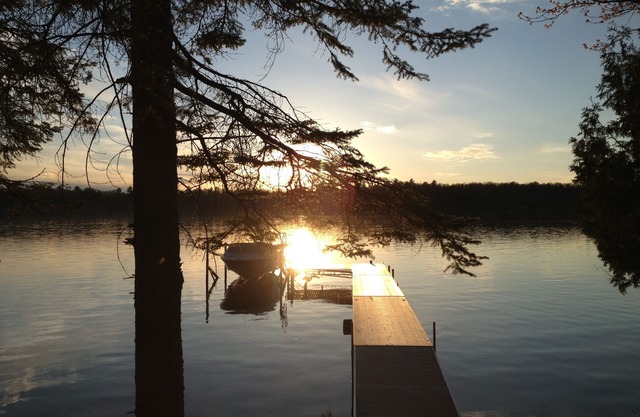 Bass Lk~Sand Beach~1.68Wooded Acres~Sleeps 6-8~1.5 Bath