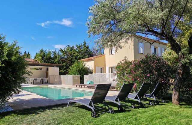 Bastide des tilleuls beautiful, quiet, shady property on the heights of Noves