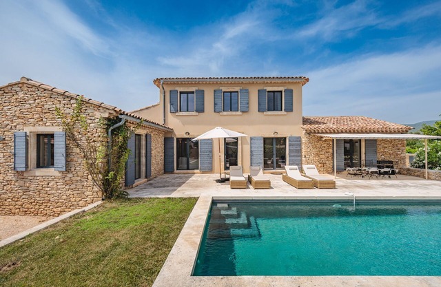 Bastide-style property with pool and grape vines