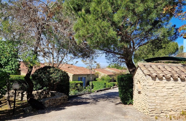 Bastidon*, on one level, with private garden, view of the Lubéron, swimming pool.