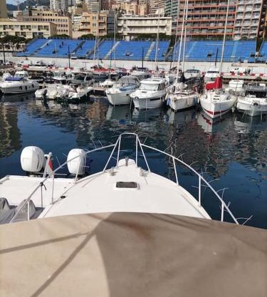 Bateau tout confort au Port de Monaco