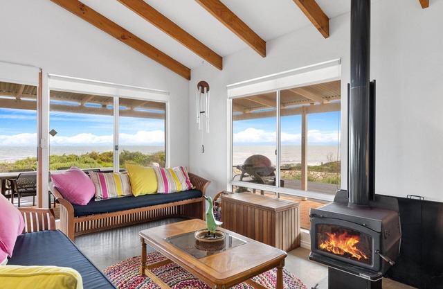 Bay Beach House - Pet friendly, spectacular views, comfortably furnished