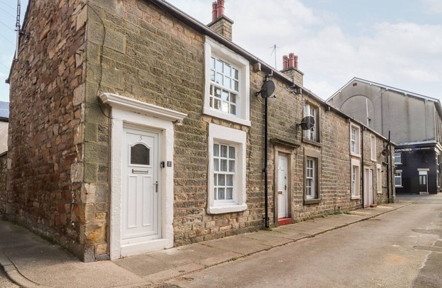 BAY COTTAGE NO 5, family friendly, with a garden in Morecambe