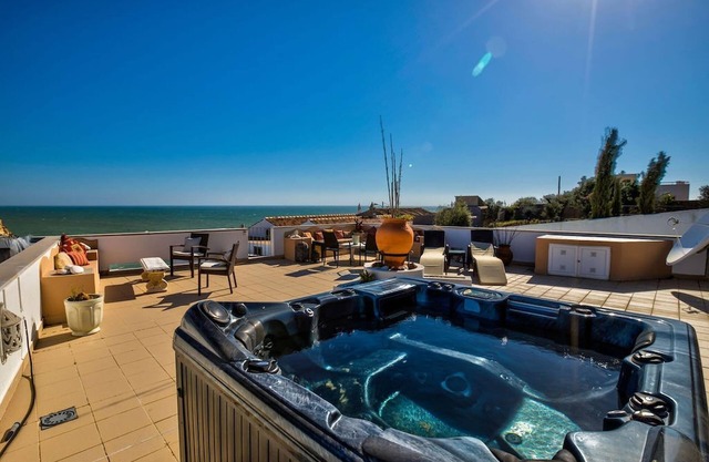 Bay D Townhouse With Roof Top Jacuzzi and Sea Views