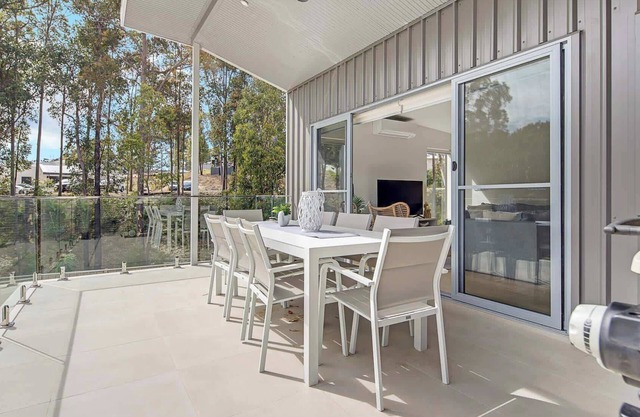 Bay Dream | Flat Walk to Beach & Shops, WiFi