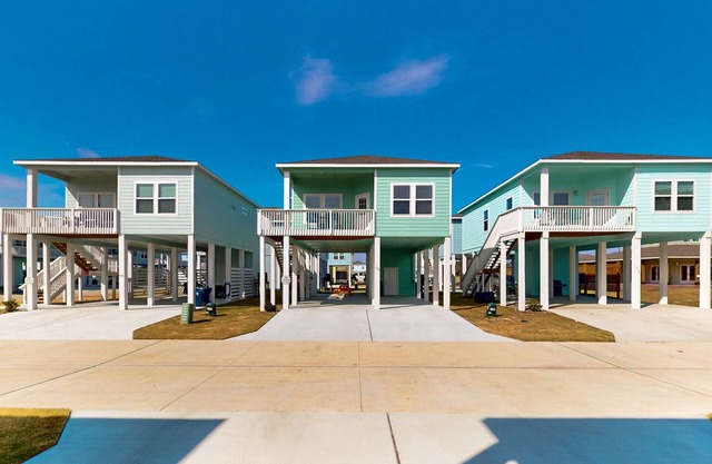 Bay-Facing Coastal Modern Cottage-Outdoor Hangout w/pool-Access to Rockport