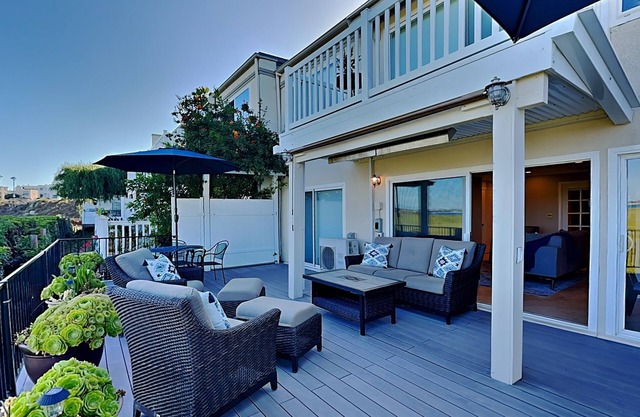 Bay Front 2 Bedroom 2 bath with Mission Bay, Downtown and Sea World Fireworks Views