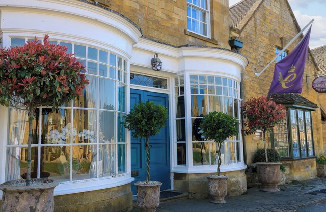 BAY HOUSE COTTAGE, pet friendly, with a garden in Broadway