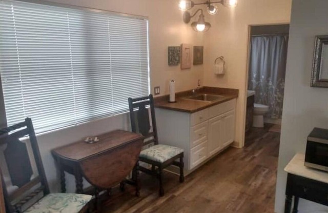 BAY/OCEAN VIEWS-WALK TO ALL! Midship Quarters - 500 sq ft-Queen bed, full bath!