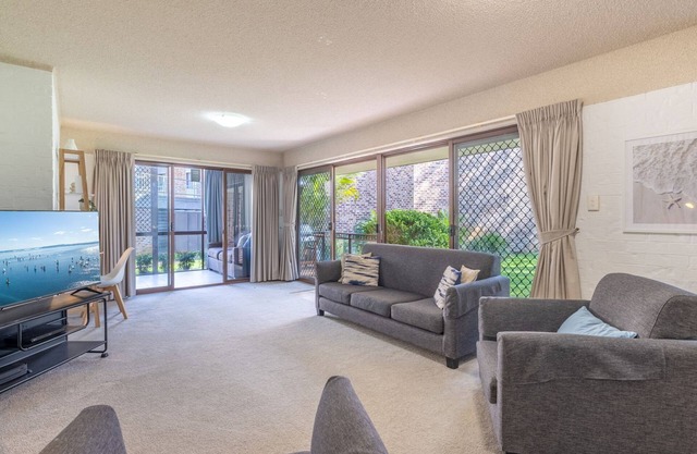 Bay Parklands, 56 2 Gowrie Ave - ground floor, air conditioned, wifi & Foxtel
