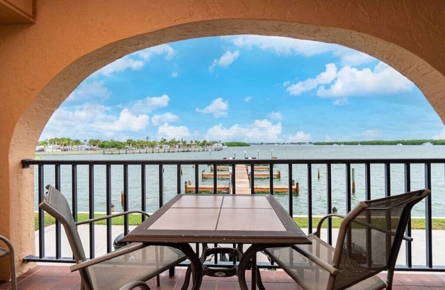 Bay Time - Waterfront - Walk to beach and restaurants - Dock your boat