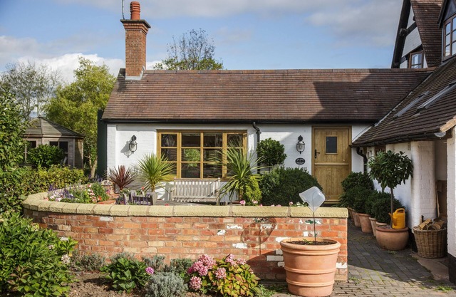 BAY TREE COTTAGE, pet friendly, with a garden in Droitwich Spa