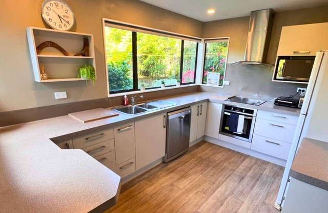 Bay View Bach - Waikawa Home Away From Home