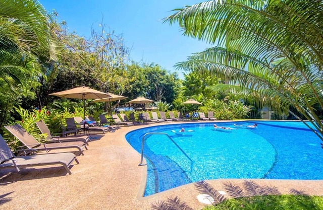 Bay View condo - steps to Beach, Malecon, Shops and Restaurants