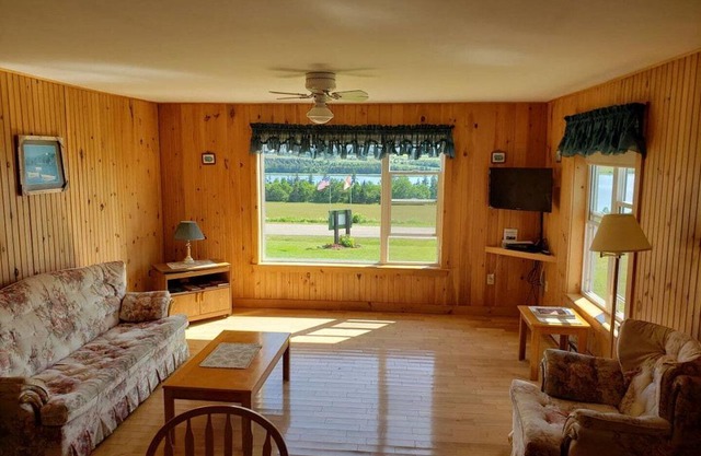 Bay Duplex Cottage Coffee Shops Restaurants Beach 