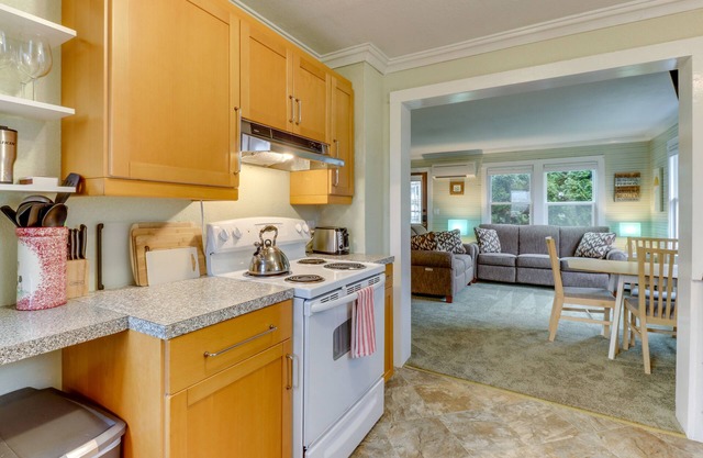 Bay view home, blocks from restaurants, shopping, & waterfront