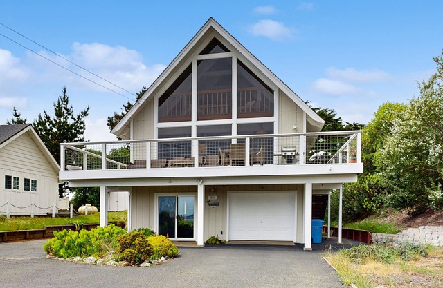 Bay view home overlooking Bodega Harbor w/fireplaces, WiFi, & private W/D