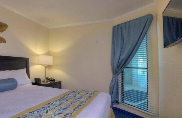 Bay View Retreat! Balcony, Kitchen, Free Parking, Onsite Pool!