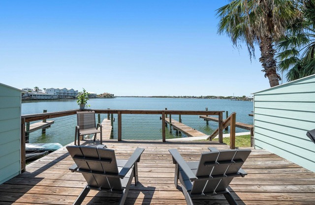 Bay View Serenity~ Beautiful Waterfront Condo on Little Bay