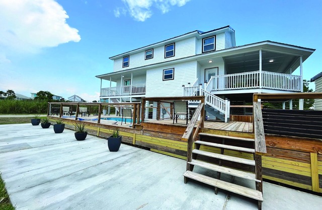 Bay Watch - 5Br 3.5 Ba Waterfront with pool pet friendly