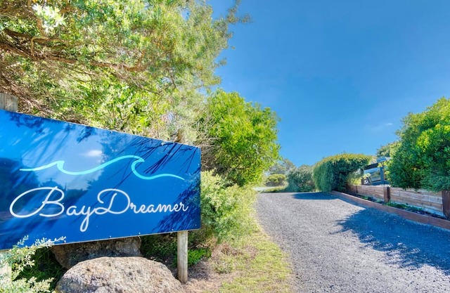 Baydreamer Retreat - luxurious home on an acre, only metres from the beach access.